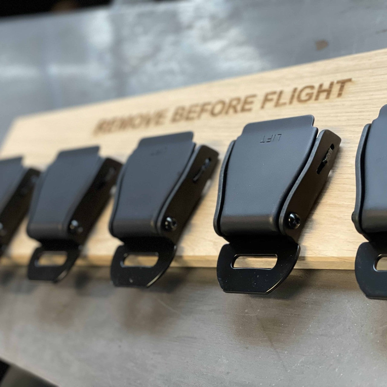 5-Series Seatbelt Buckle Key Holder Oak - Black Edition