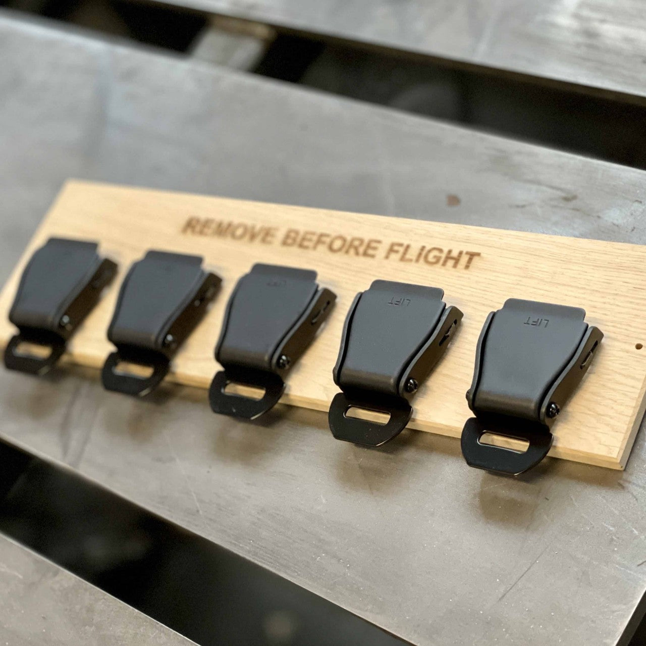 5-Series Seatbelt Buckle Key Holder Oak - Black Edition