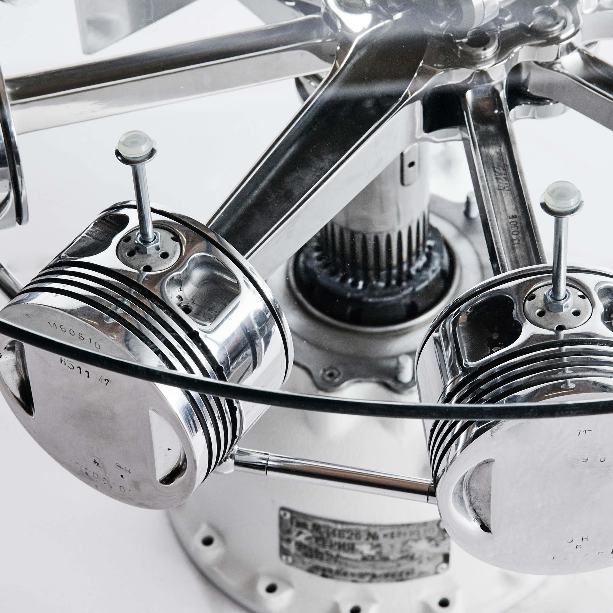 glastisch-klein-detail1-c Beistelltisch - Kurbelwelle aus Sternmotor