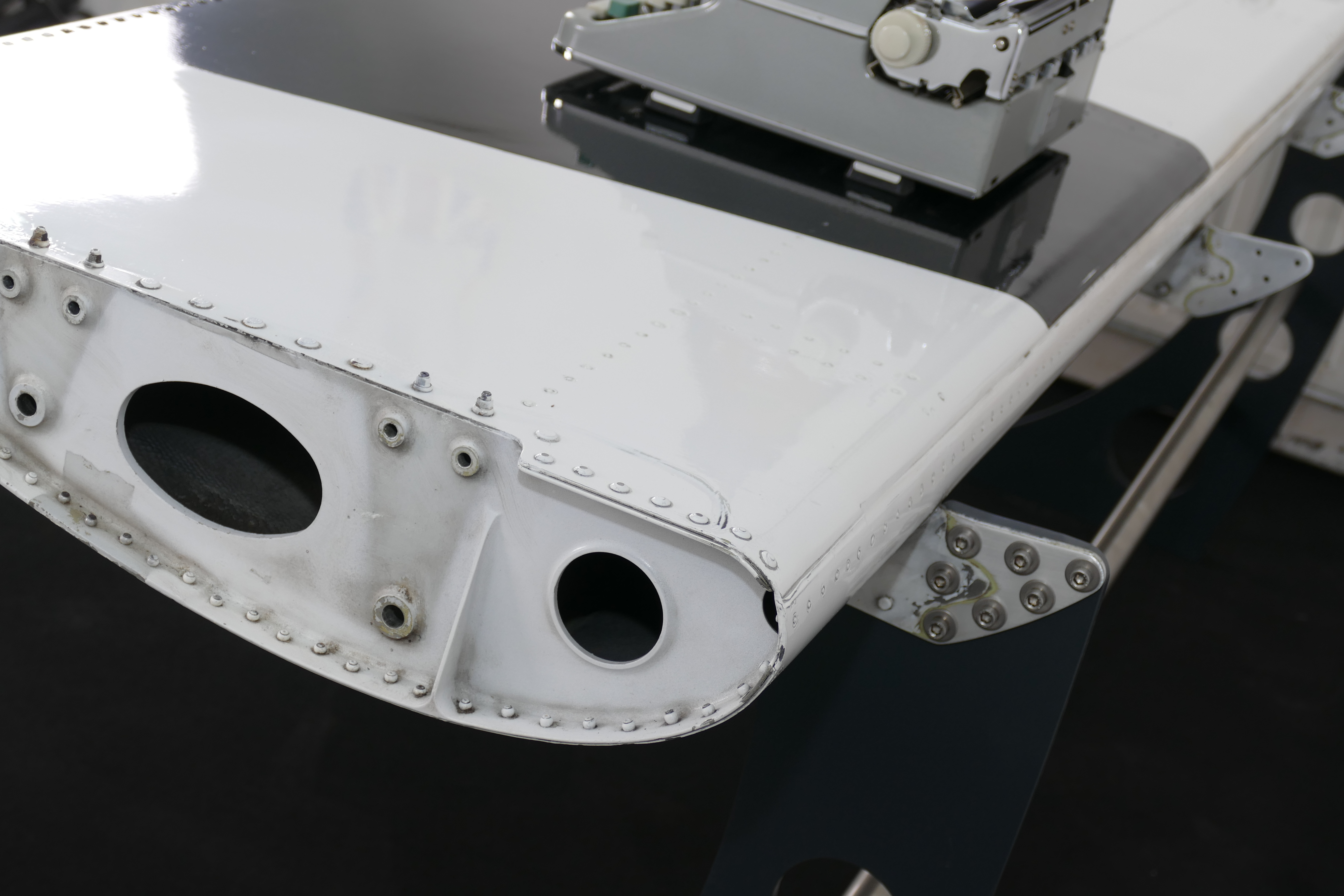 P1120864 Schreibtisch - IB Flap ATR 42/72