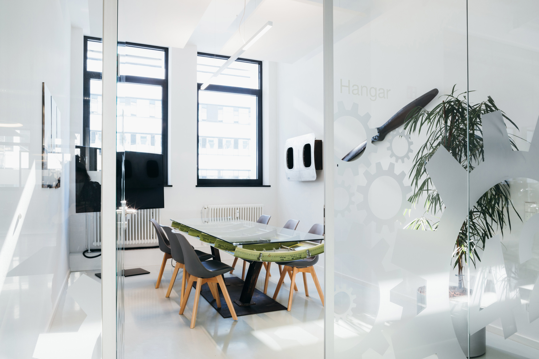 F42_Office_12 Schreibtisch/Esstisch "Inverted" - Bordwand Fenster